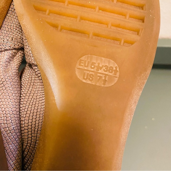 THE FLEXX Tan Croc Pattern Slip On Peep Toe Wedges - Picture 6 of 9